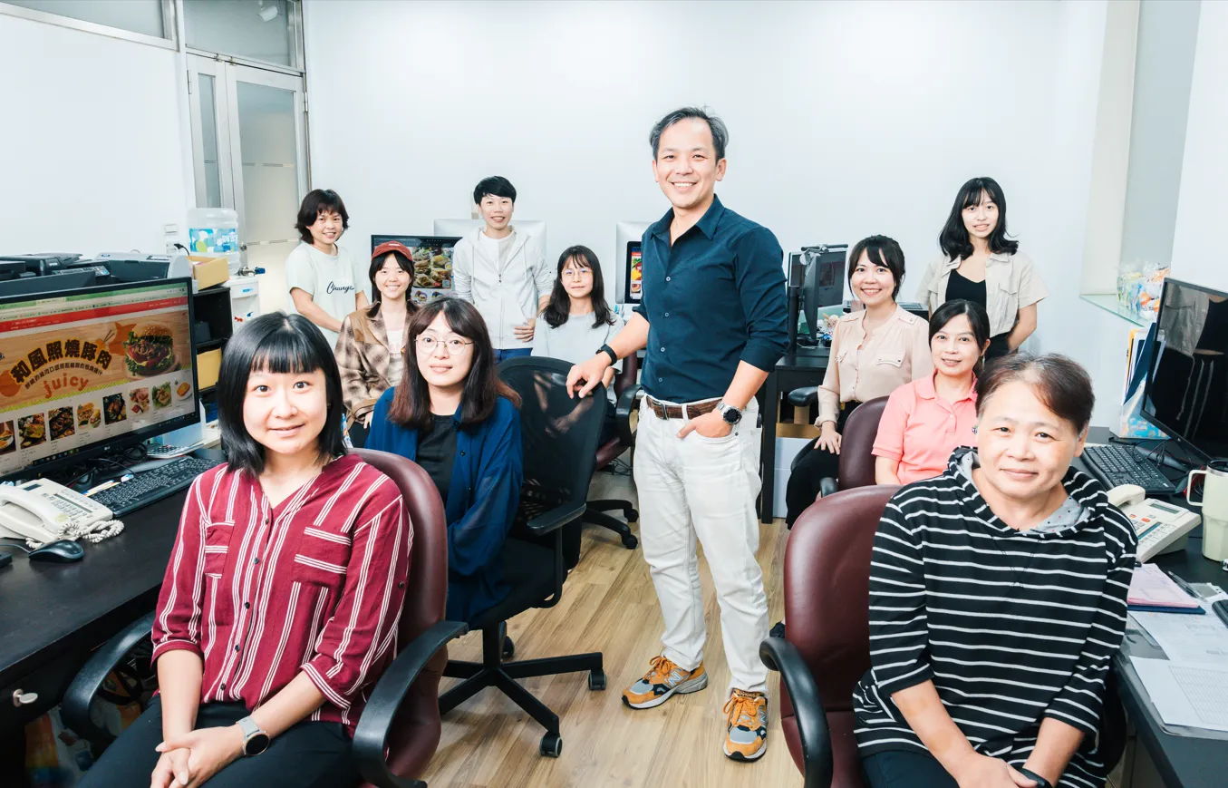 總經理賴威光與客服團隊是推動加盟店數位轉型的重要推手
