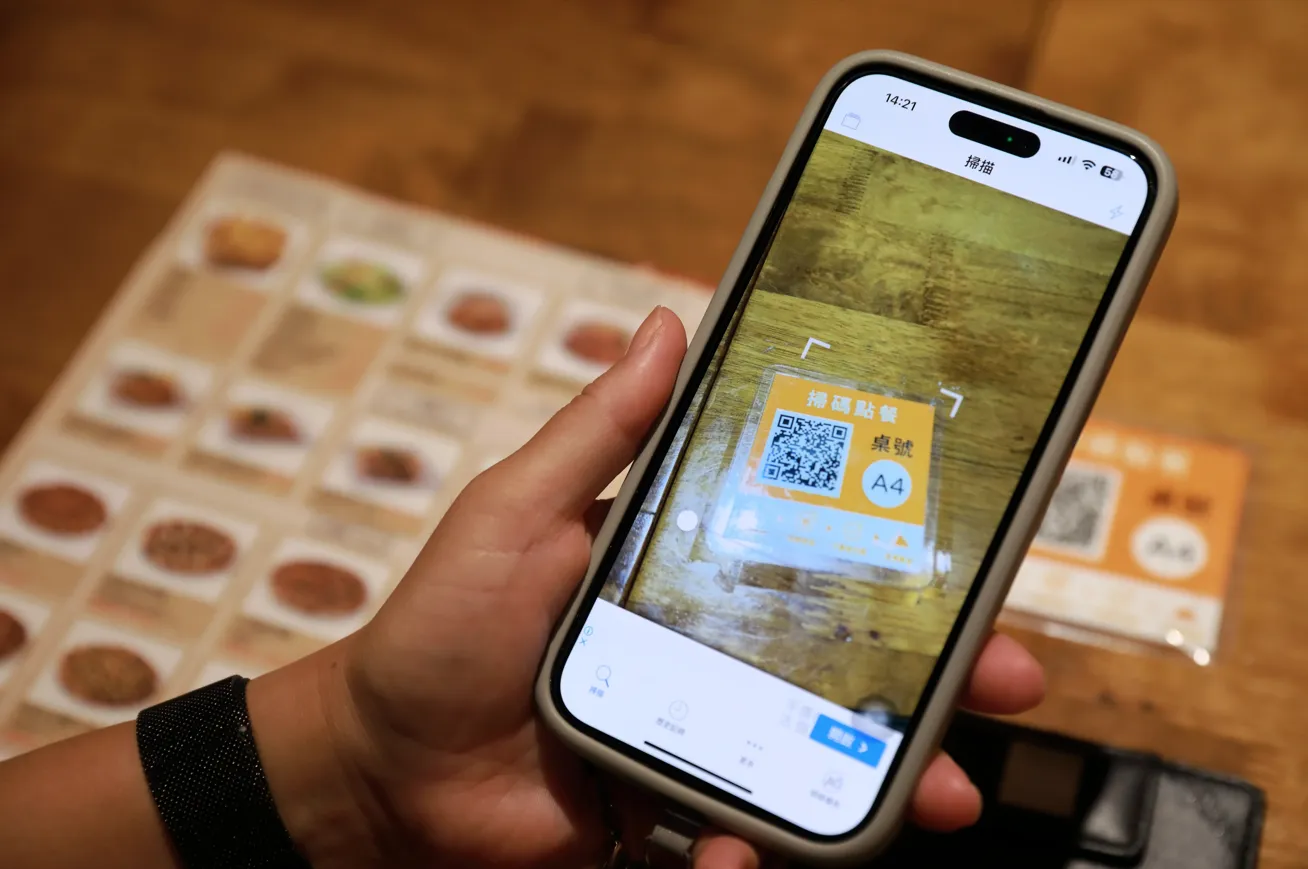 掃描桌上的 QR Code線上點餐