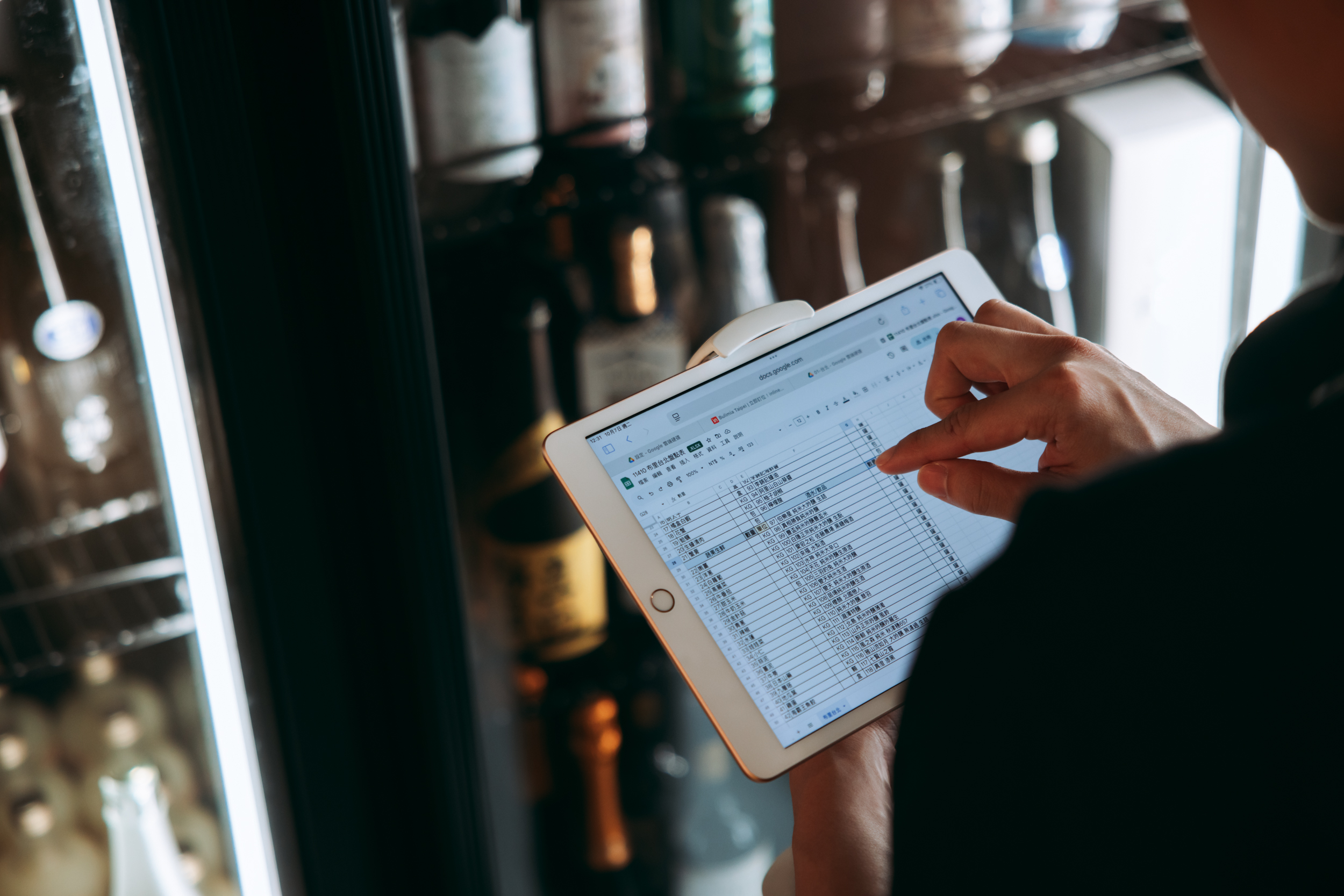 店長透過AI戰情室掌握來客數與熱門餐段