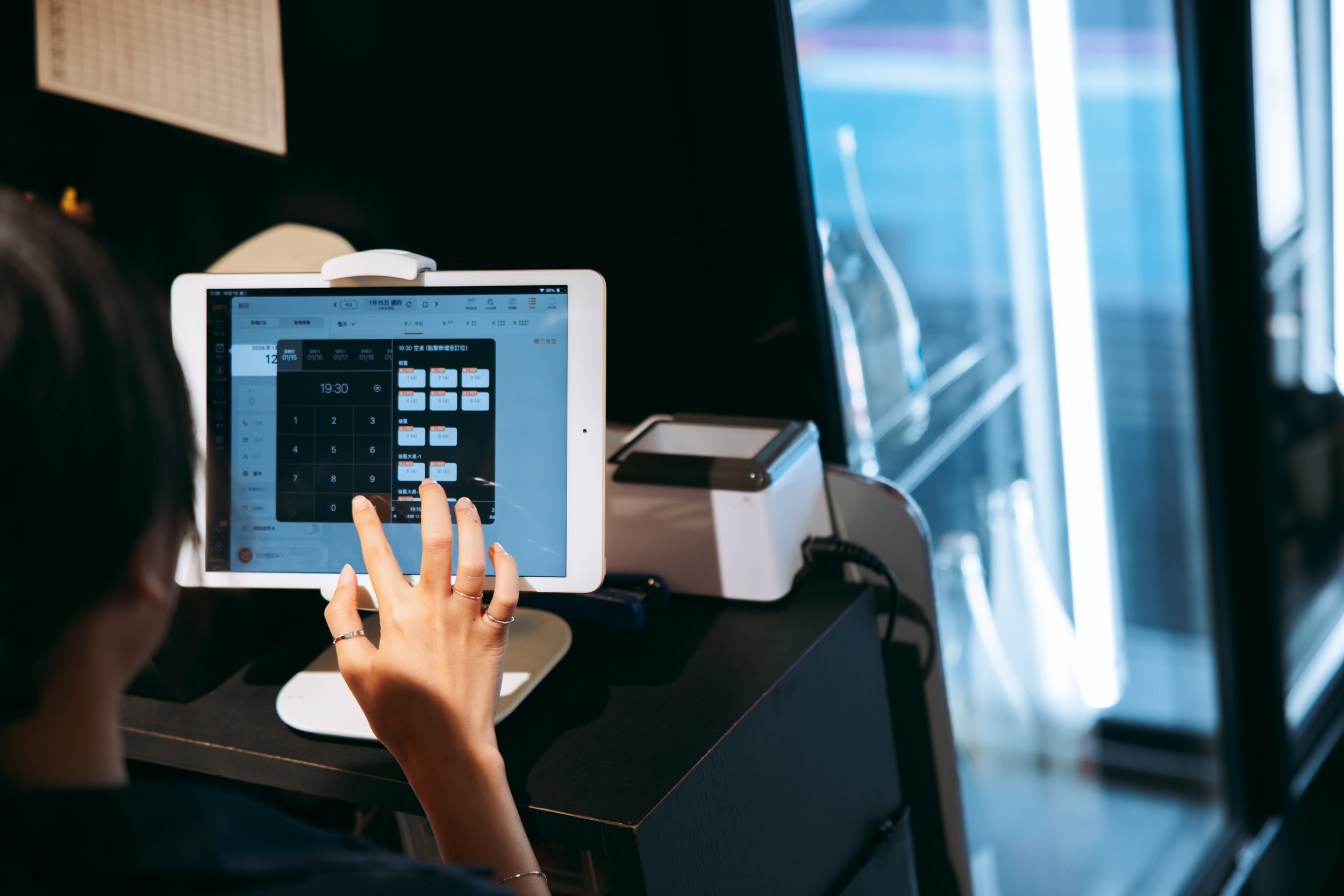 AI不只在後臺運算,也參與每一次接待服務