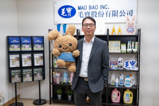 毛寶總經理陳逸弘與品牌吉祥物「毛寶兔」合影