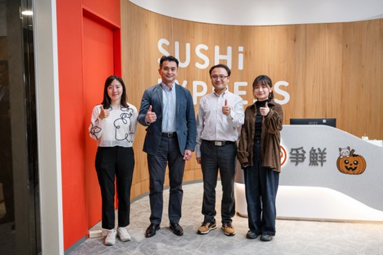 楊志欽 （左二）爭鮮擴大AI至海外據點